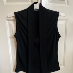 Black - sleeveless top - Size M